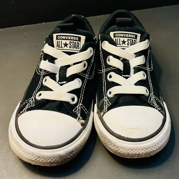 Converse Black and White Low-Tops - Kids size 8 - Picture 3 of 8